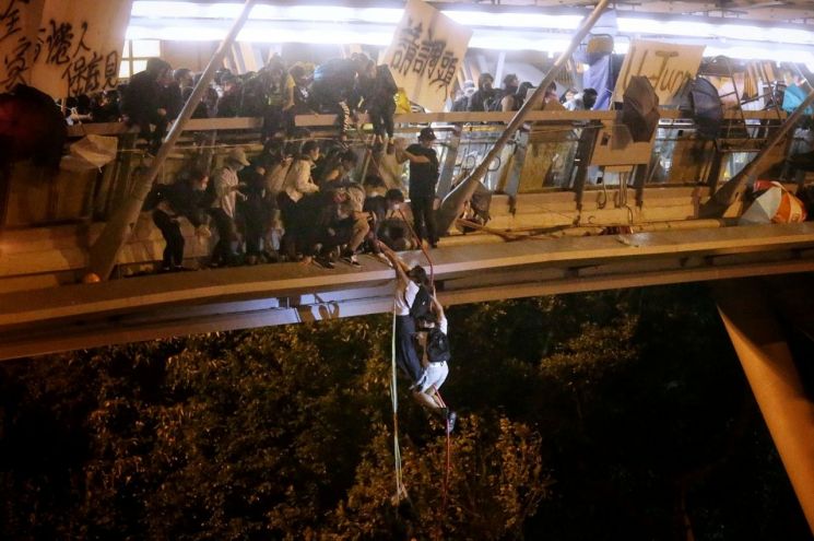 '조이고 차단하고'…홍콩 시위대, 경찰 작전에 고립무원(종합)