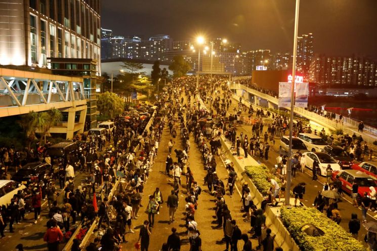 '강철주먹' 홍콩 새 경찰청장 "폭력에는 무력을 사용"