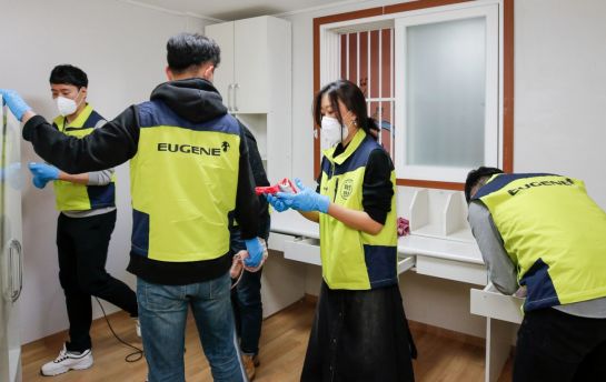 유진그룹 희망찬가 봉사단이 지난 16일 서울 금천구 시흥동 혜명보육원에서 청소 봉사활동을 하고 있다.