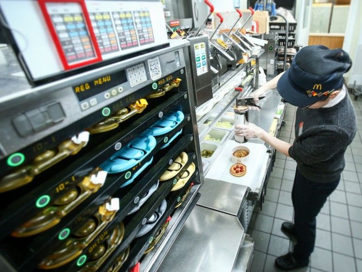 직원들이 맥도날드 주방에서 햄버거를 만드는 모습.