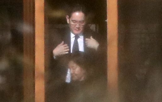 19일 오전 경기도 용인시 호암미술관 인근 선영에서 열린 삼성그룹 창업주 호암 이병철 선대 회장의 32주기 추도식에 홍라희 전 리움미술관장과 이재용 삼성전자 부회장이 참석하고 있다. [사진=연합뉴스]