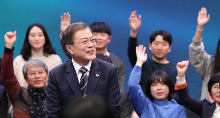 문재인 대통령이 19일 오후 서울 상암동 MBC에서 열린 '국민이 묻는다, 2019 국민과의 대화'에서 패널들의 질문을 받고 있다/사진=연합뉴스