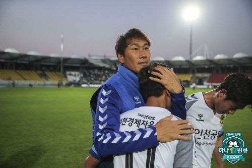 유상철 감독이 지난달 19일 K리그1 성남전에서 1-0 승리를 거둔 뒤 선수들을 끌어안고 있다. 사진=한국프로축구연맹