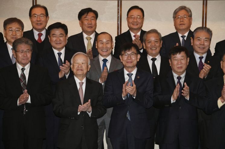 김상조 청와대 정책실장과 한국경영자총협회 회장단이 20일 서울 중구 조선호텔에서 경총 회장단 정책간담회를 개최하고 조찬 회동을 했다. 윤여철 현대자동차 부회장, 김상조 청와대 정책실장, 손경식 한국경영자총협회 회장, 조규옥 전방 회장(앞줄 오른쪽부터) 등 참석자들이 기념 촬영을 하고 있다./사진=연합뉴스