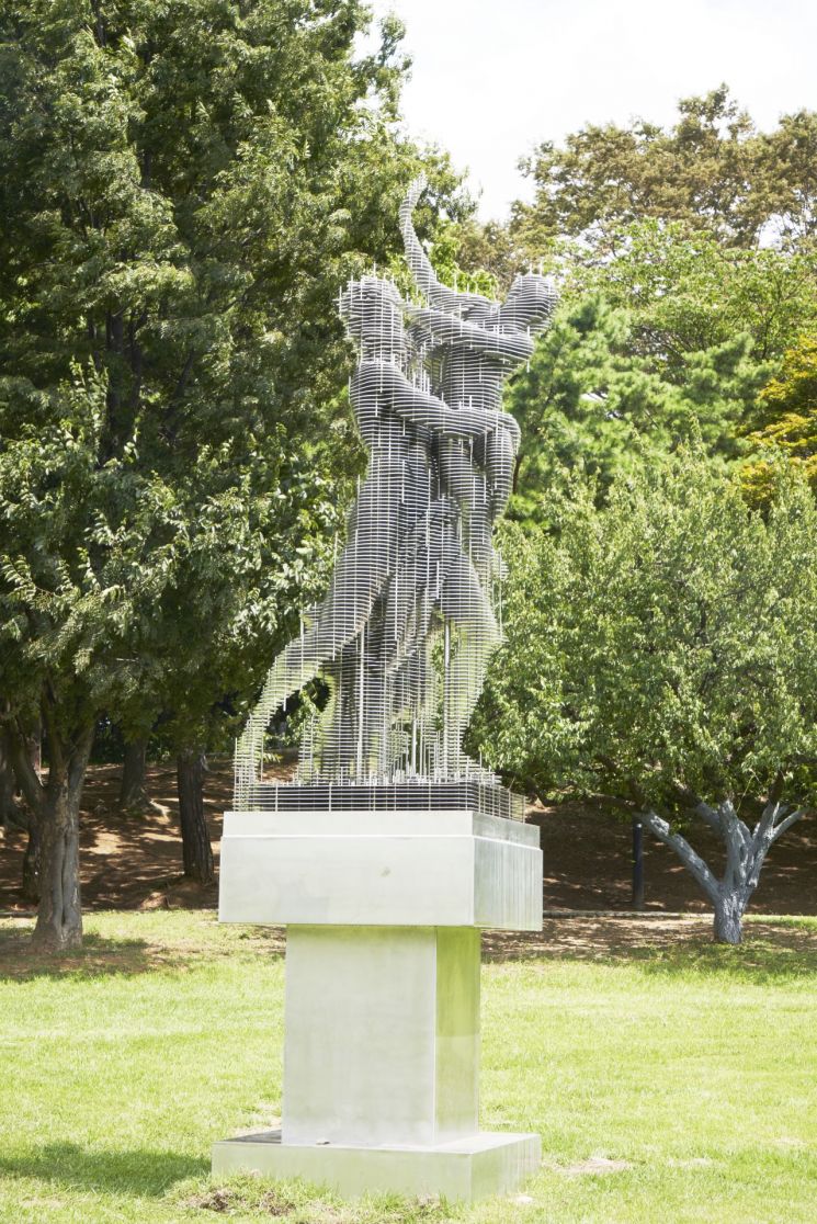 [갤러리산책] 조각(Piece)으로 완성한 거대 조각(Sculpture)