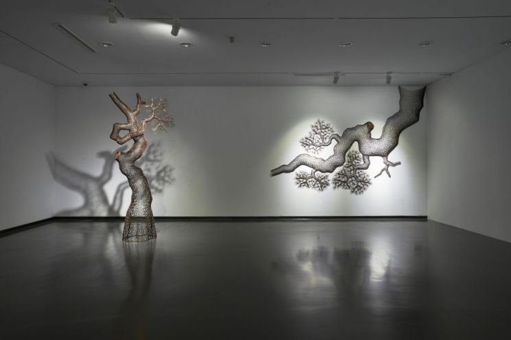 [갤러리산책] 조각(Piece)으로 완성한 거대 조각(Sculpture)