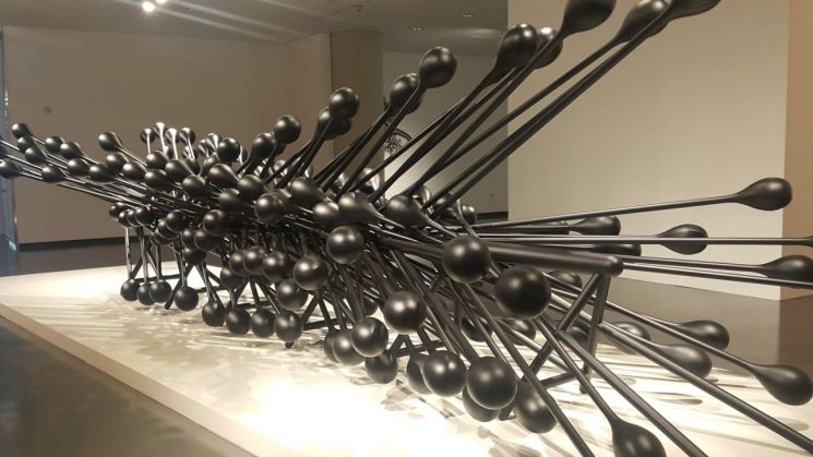 [갤러리산책] 조각(Piece)으로 완성한 거대 조각(Sculpture)