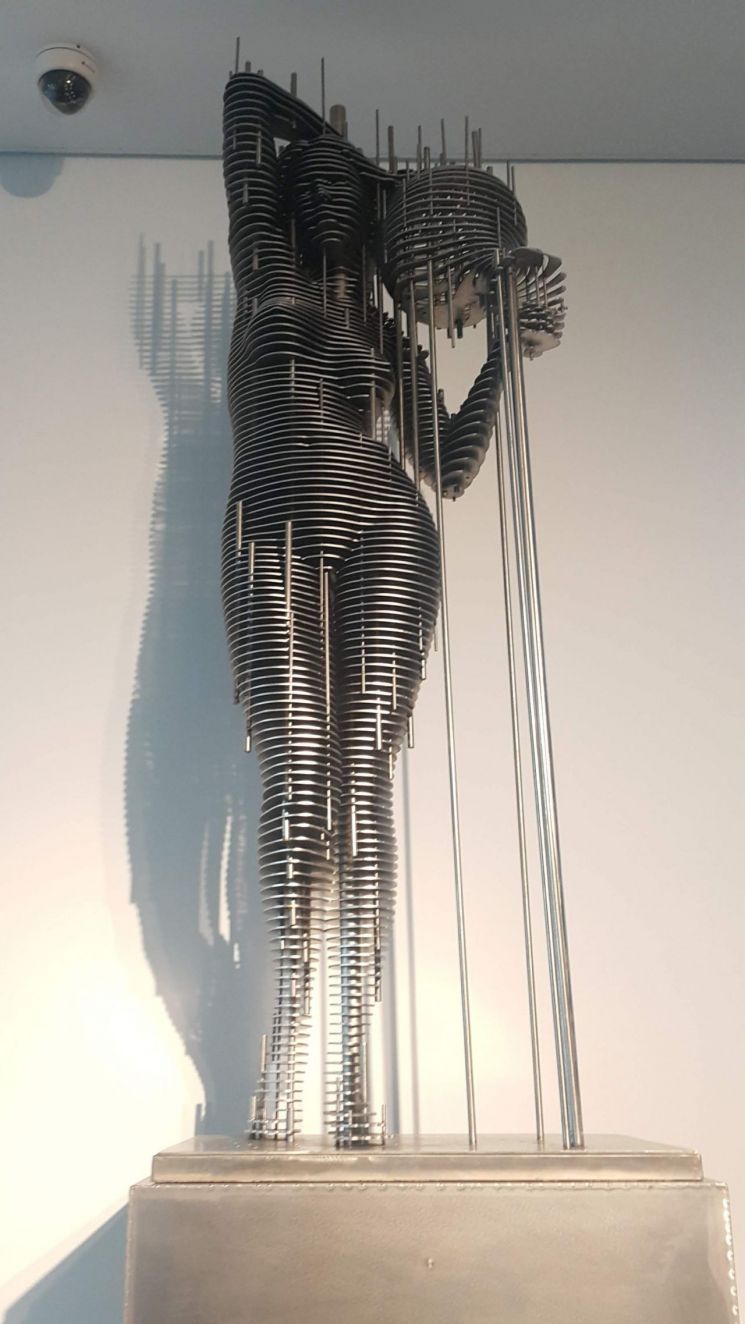 [갤러리산책] 조각(Piece)으로 완성한 거대 조각(Sculpture)