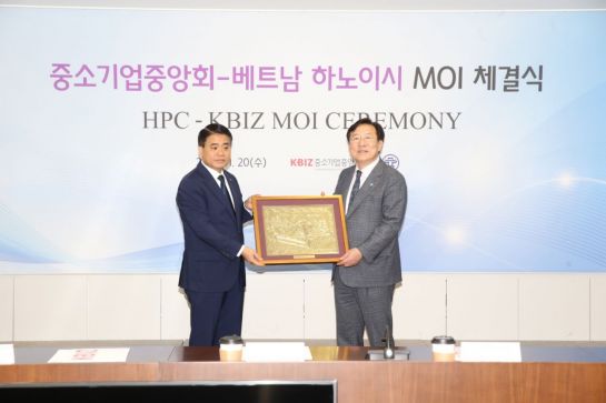 김기문 중소기업중앙회 회장(오른쪽)과 응우옌 둑 충 베트남 하노이시 인민위원회 위원장이 20일 서울 여의도 중기중앙회에서 열린 상호 정책협력 업무협약식에 참석해 기념촬영을 하고 있다.