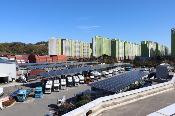 ▲ '내트럭하우스 부산신항사업소'에 구축된 태양광 발전 설비 전경