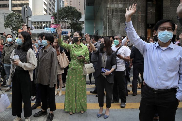 홍콩 직장인들 산발적 거리시위…도로 곳곳 통제 
