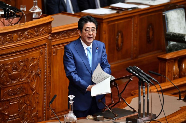 아베 신조 일본 총리가 지난달 20일 참의원 본회의에 참석해 의원들의 질의에 답하고 있다. 그는 이날 재임 일수 2천887일을 기록하면서 '역대 최장수' 총리가 됐다. / 사진=연합뉴스