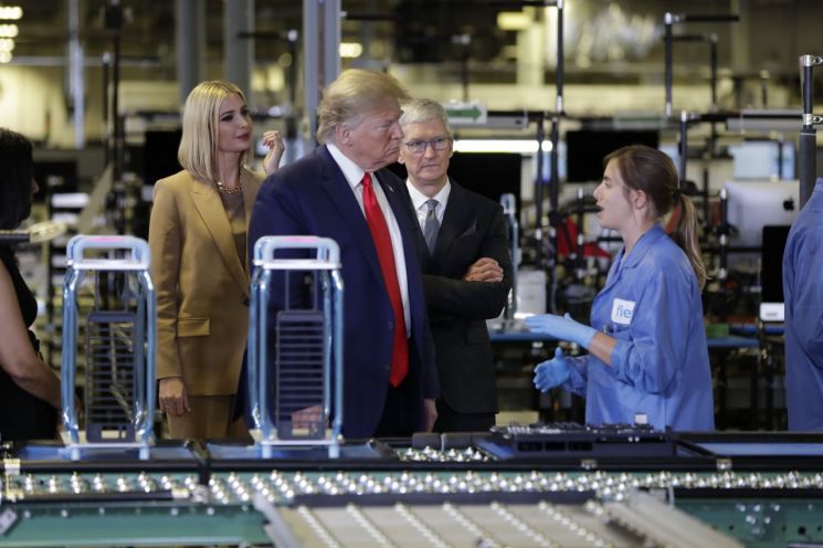 애플 공장 방문한 트럼프 "삼성과 같은 대우 필요" 