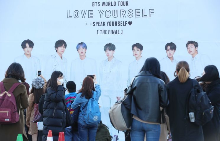 지난달 29일 오후 서울 송파구 잠실종합운동장에서 열리는 방탄소년단(BTS)의 서울 파이널 콘서트를 찾은 팬들이 기념사진을 찍기 위해 줄을 서 있다. (사진=연합뉴스)