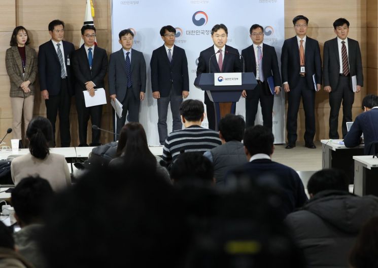 이남우 국방부 인사복지실장이 21일 오전 정부서울청사 브리핑룸에서 국방부 체육 요원에 대한 병역 특례 개선안을 발표하고 있다. (사진=연합뉴스)