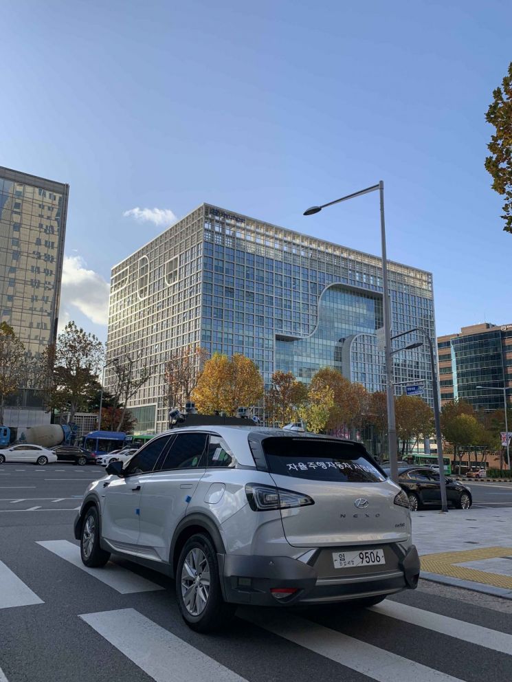 서울시 강남구에 위치한 현대차 자율주행개발센터 앞에 서있는 수소전기차 넥쏘 기반의 도심 자율주행 차량(사진=현대차)