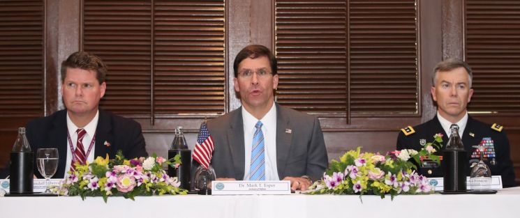 마크 에스퍼 미국 국방부 장관이 지난 17일 방콕 아바니 리버사이드 호텔에서 열린 한·미·일 국방장관 회담에서 인사말을 하고 있다. (사진=연합뉴스)