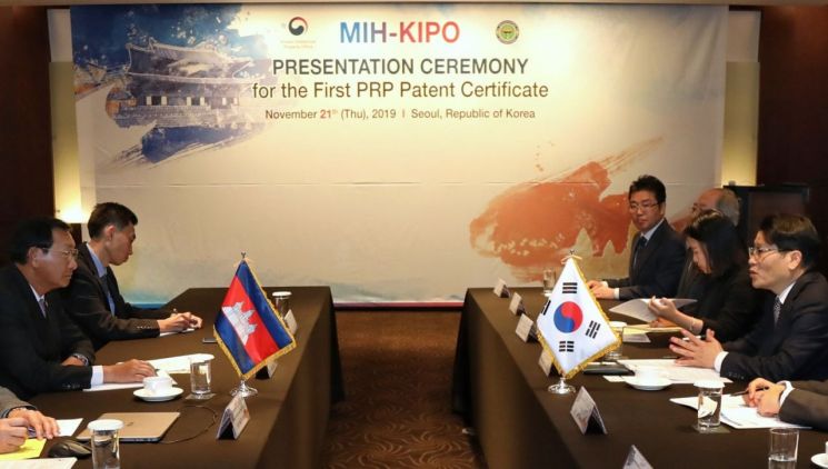 특허청 천세창 차장(오른쪽 줄 오른쪽 첫 번째)이 서울 신라호텔에서 캄보디아 측 특허관계자들을 만나 '한국 등록특허 효력인정제도'에 관한 의견을 교류하고 있다. 특허청 제공