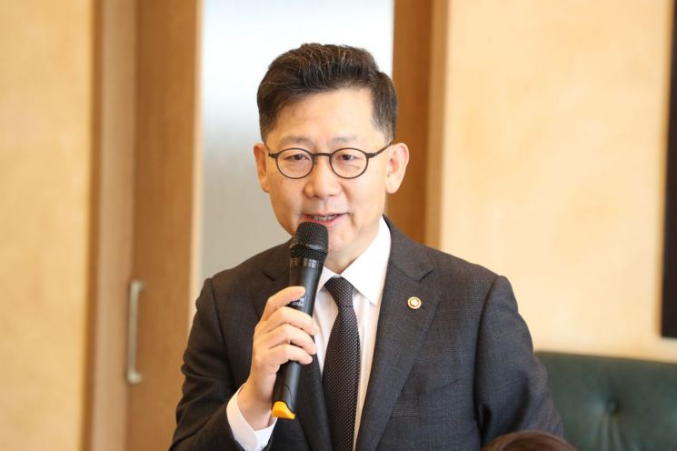 김현수 농림축산식품부 장관이 세종시 모처에서 기자간담회를 열고 모두발언을 하고 있다.