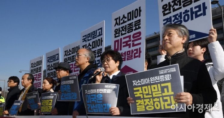아베규탄시민행동 관계자들이 22일 서울 광화문광장에서 기자회견을 열고 한일 군사정보보호협정(지소미아)의 완전 종료를 촉구하고 있다./김현민 기자 kimhyun81@
