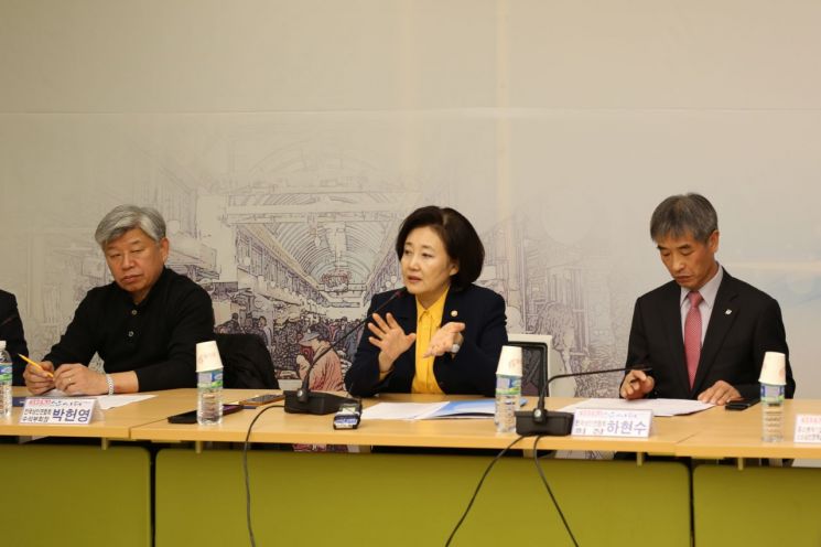 박영선 중소벤처기업부 장관이 22일 서울역에서 열린 전국상인연합회 회장들과의 간담회에서 발언하고 있다.