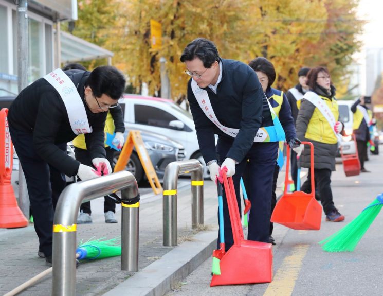 [포토]채현일 영등포구청장, 양평1동 골목길 청소