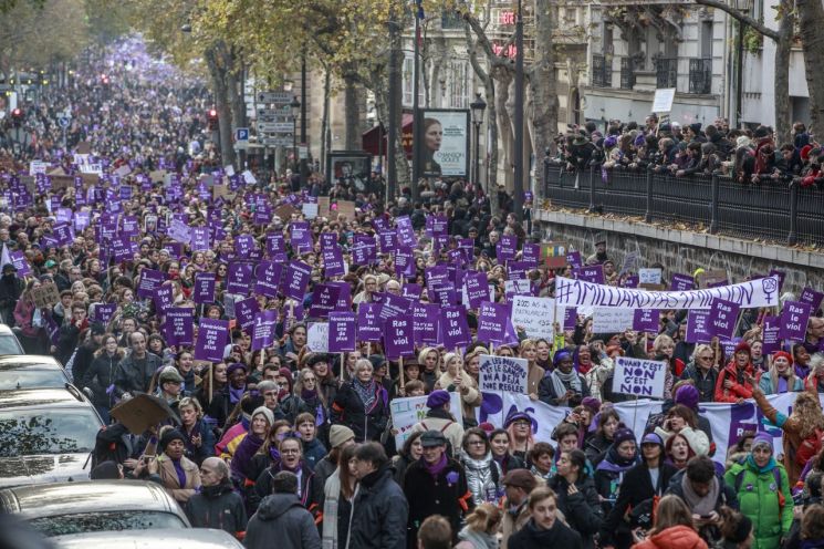 "여성살해·성폭력 규탄" 프랑스 물들인 '보랏빛 행진'