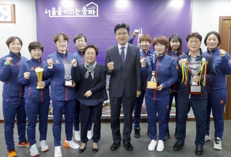 박성수 송파구청장이 지난 15일 구청장실에서 송파여성축구단과 만나 4관왕 우승을 격려했다.