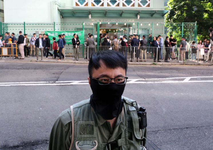 홍콩 이공대 학생회장 떠나…남은 시위대 수십명 추정