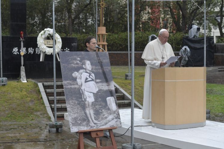 일본을 방문하고 있는 프란치스코 교황이 24일 나가사키의 폭심지(원자폭탄 투하지점)를 방문해 연설하고 있다.  <사진=AFP연합>