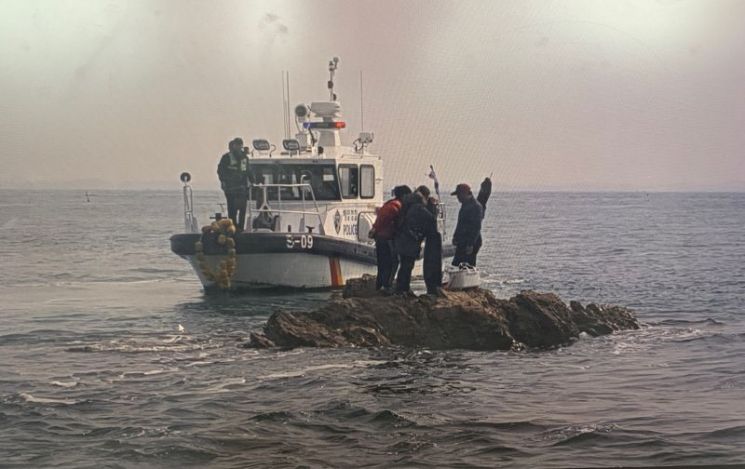 충남 태안해양경찰서는 지난 23일 잇따른 해양사고 5건이 발생해 조난자 12명을 구조했다고 24일 밝혔다. <사진=연합뉴스>
