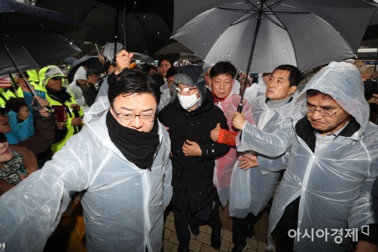 [포토]빗속 천막 향하는 황교안 