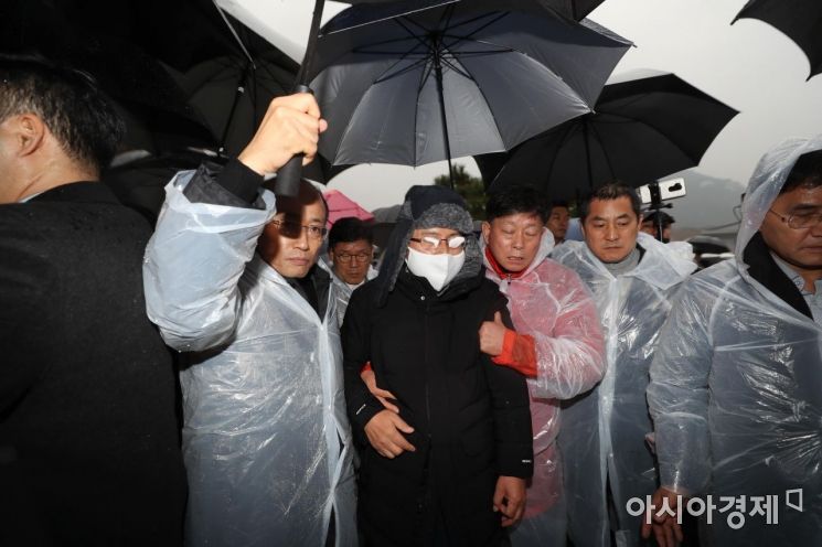 [포토]부축 받으며 천막 향하는 황교안 