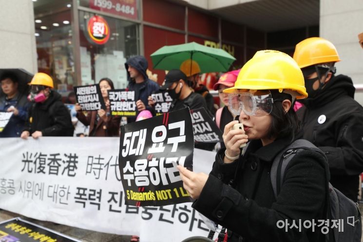 홍콩의 국가 폭력과 인권 침해에 저항하는 연대 집회가 지난해 11월 24일 서울 마포구 홍대입구역 9번 출구 앞에서 열리고 있다. 참가자들이 홍콩 민주화 시위를 지지하며 시위대의 5대 요구 수용을 촉구하는 손팻말을 들고 있다. 5대 요구 사항은 송환법 전면 철폐, 경찰의 강력 진압에 대한 독립적 조사, 시위대 ‘폭도’ 명명 철회, 체포된 시위대의 조건 없는 석방 및 불기소, 행정장관 직선제 등이다. /문호남 기자 munonam@