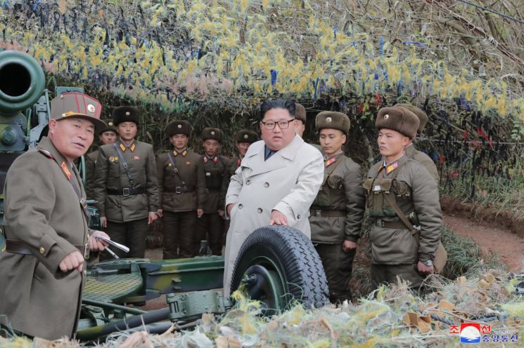김정은 북한 국무위원장이 서부전선에 위치한 창린도 방어대를 시찰했다고 조선중앙통신이 25일 이 사진을 보도했다. 촬영 날짜는 밝히지 않았다.