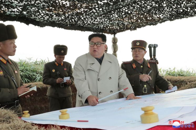김정은 북한 국무위원장이 서부전선에 위치한 창린도 방어대를 시찰했다고 조선중앙통신이 25일 이 사진을 보도했다. 촬영 날짜는 밝히지 않았다. (사진=연합뉴스)