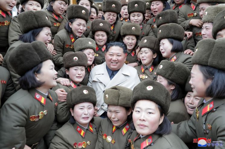 김정은 북한 국무위원장이 조선인민군 제5492군부대관하 여성중대를 시찰했다고 조선중앙통신이 25일 이 사진을 보도했다. 촬영 날짜는 밝히지 않았다. (사진=연합뉴스)