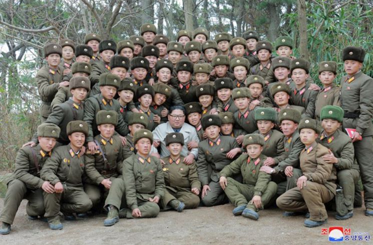 북한 조선중앙통신은 김정은 국무위원장이 서부전선에 위치한 창린도 방어부대를 시찰했다고 25일 보도했다. 사진은 중앙통신 홈페이지 캡쳐로, 김 위원장이 방어부대원들과 기념촬영을 하고 있다.