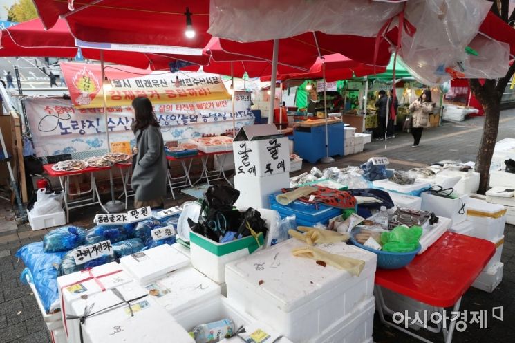 [포토]생업의 끈 이어가는 상인들 