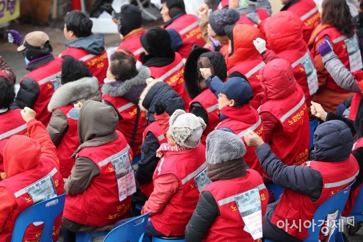 [포토]구호 외치는 구 노량진수산시장 상인들 