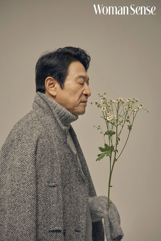 [포토] 김응수 '꽃중년 화보'