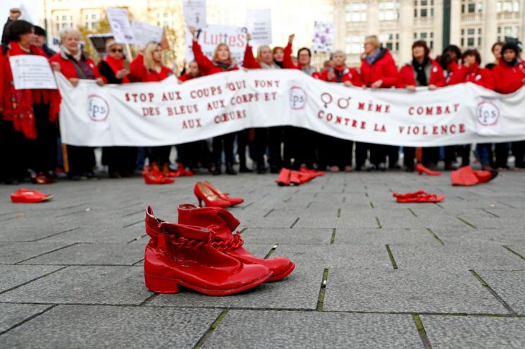 도심에 등장한 '빨간 구두'…프랑스 이어 벨기에서도 '여성살해' 규탄 시위
