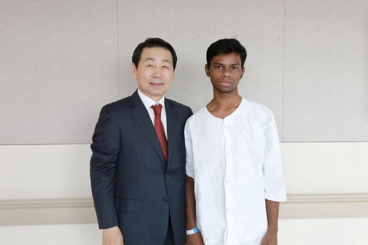 자생의료재단, 방글라데시 청년 수술비 지원