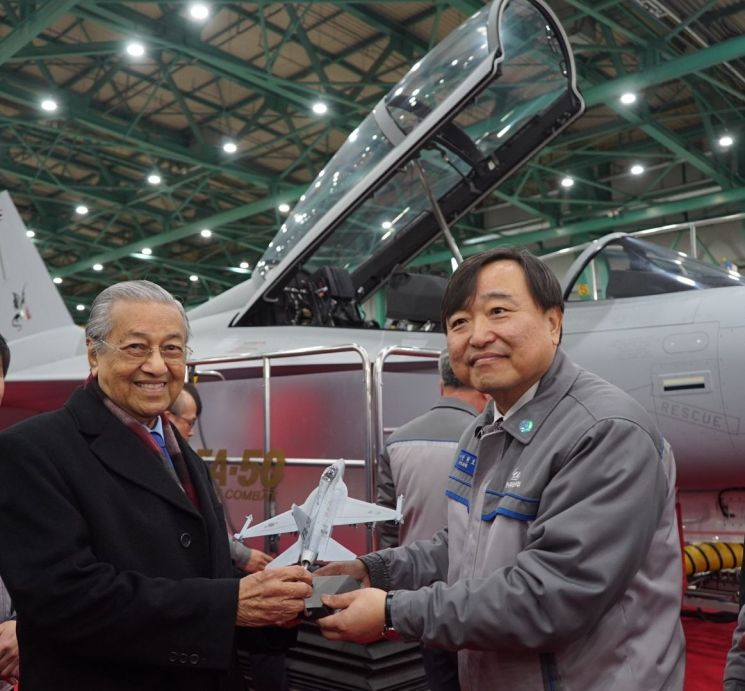 모하맛 마하티르 말레이시아 총리에게 KAI 안현호 사장이 FA-50 모형을 건네고 있다.