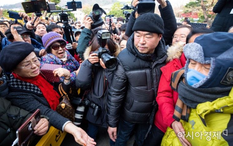 [포토]지지자들 앞에 나선 황교안 자유한국당 대표
