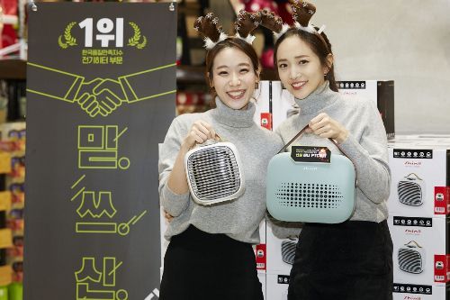 이마트 트레이더스 김포점에서 진행 중인 신일의 '겨울맞이 로드쇼'에서 모델들이 신제품 '미니 PTC 히터'를 소개하고 있다.