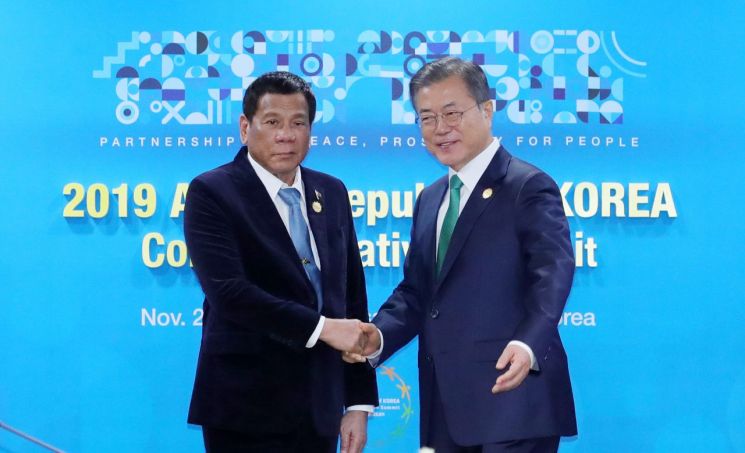문 대통령 "필리핀 발전소 등 인프라에 한국 기업 참여하도록 협조를"