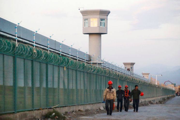 신장위구르자치구의 강제수용소 담벽 모습(사진=로이터연합뉴스)