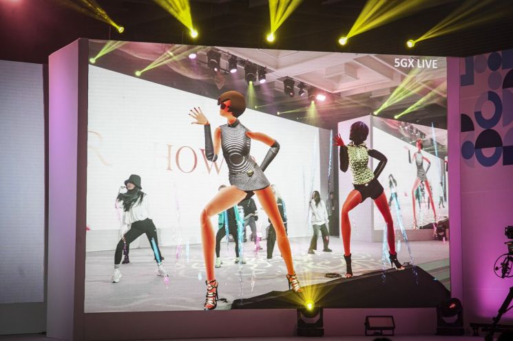 SK텔레콤은 한·아세안 특별정상회의 만찬 본 공연으로 K팝 스타 현아와 혼합현실(MR) 기술을 활용한 디지털 백댄서들이 함께 한 5G 초현실 공연을 선보였다.