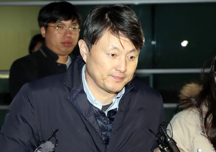 유재수 전 부시장이 22일 검찰 조사를 받고 귀가하고 있다. (사진=연합뉴스)